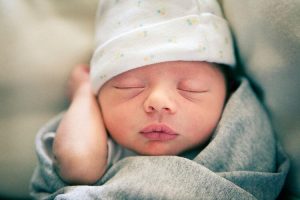 Quanto um bebê recém-nascido deve comer e beber